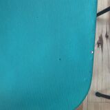 4 chaises années 60, assise et dossier vert anglais, chassis acier noir