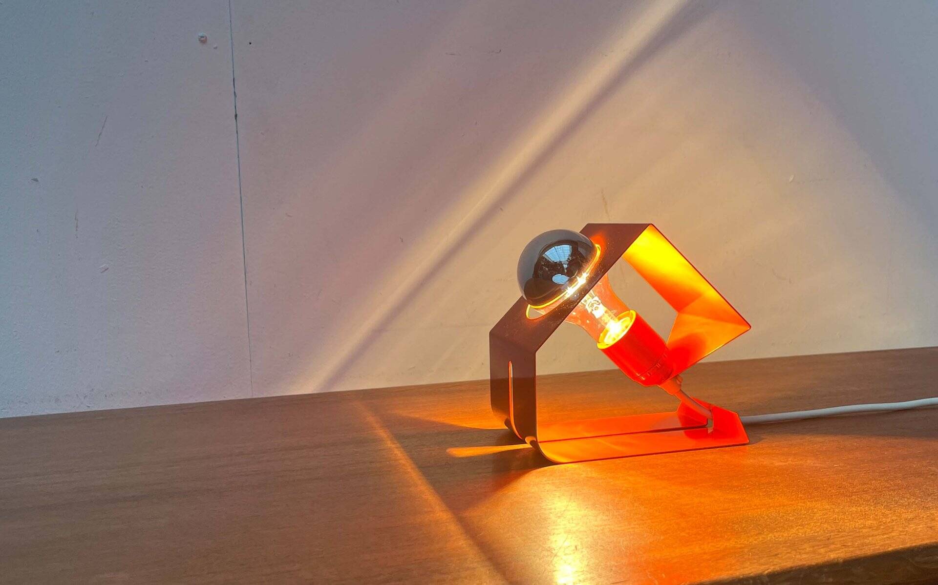 Lampe de table métallique orange minimaliste de l'ère spatiale moderne du milieu du siècle, années 1960