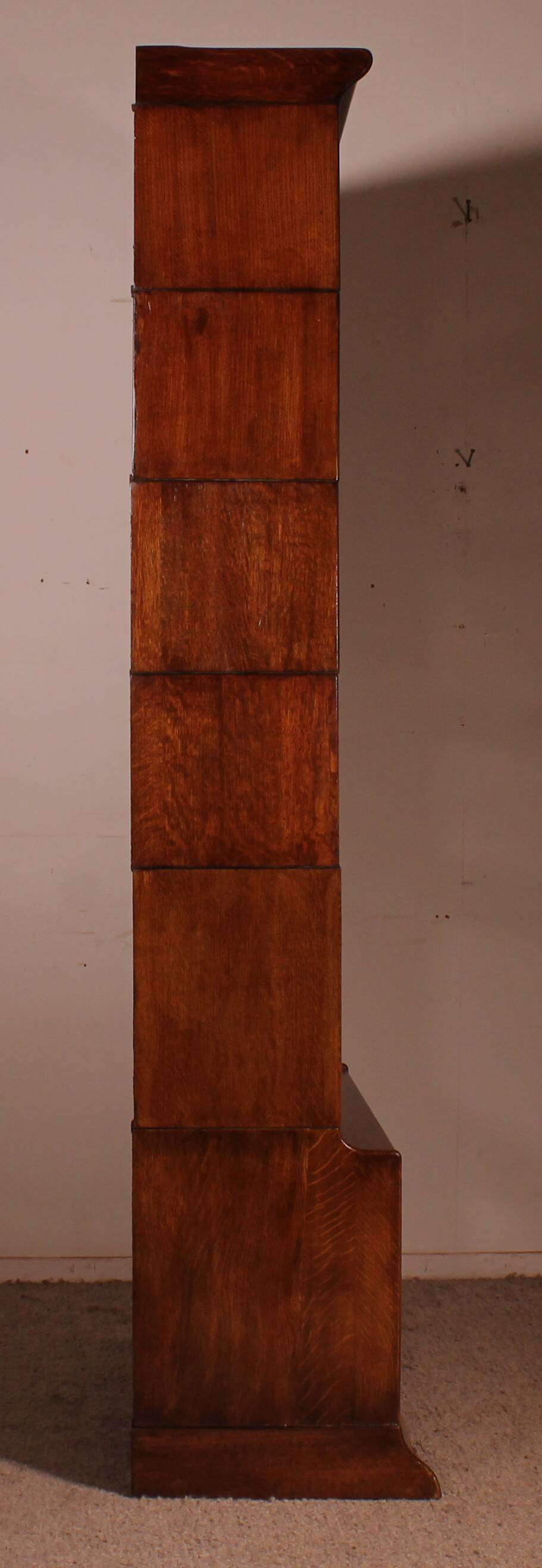 Library says stacking bookcase in oak with 6 elements and a projection.