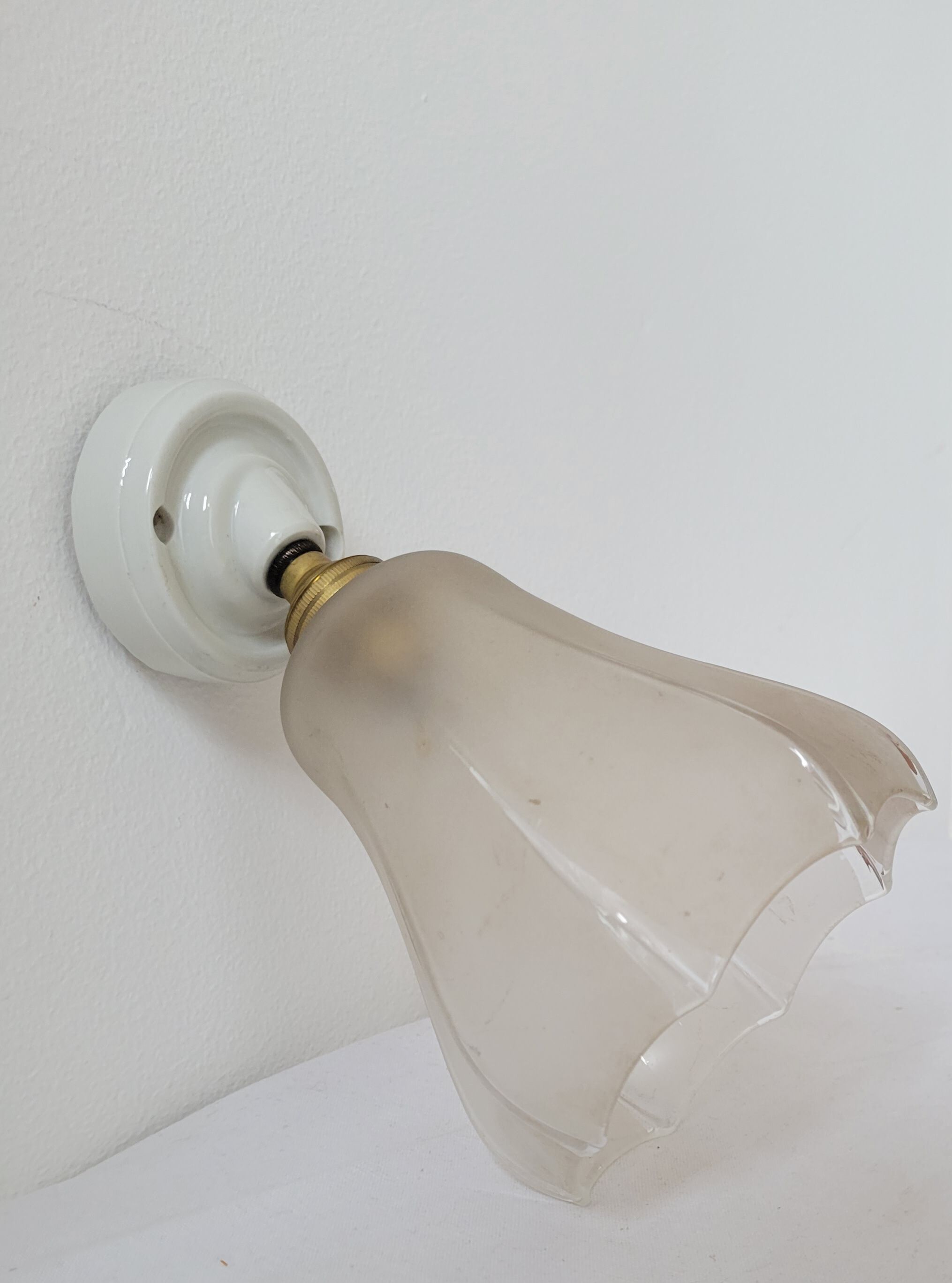 Art Deco wall lamp in porcelain and glass
