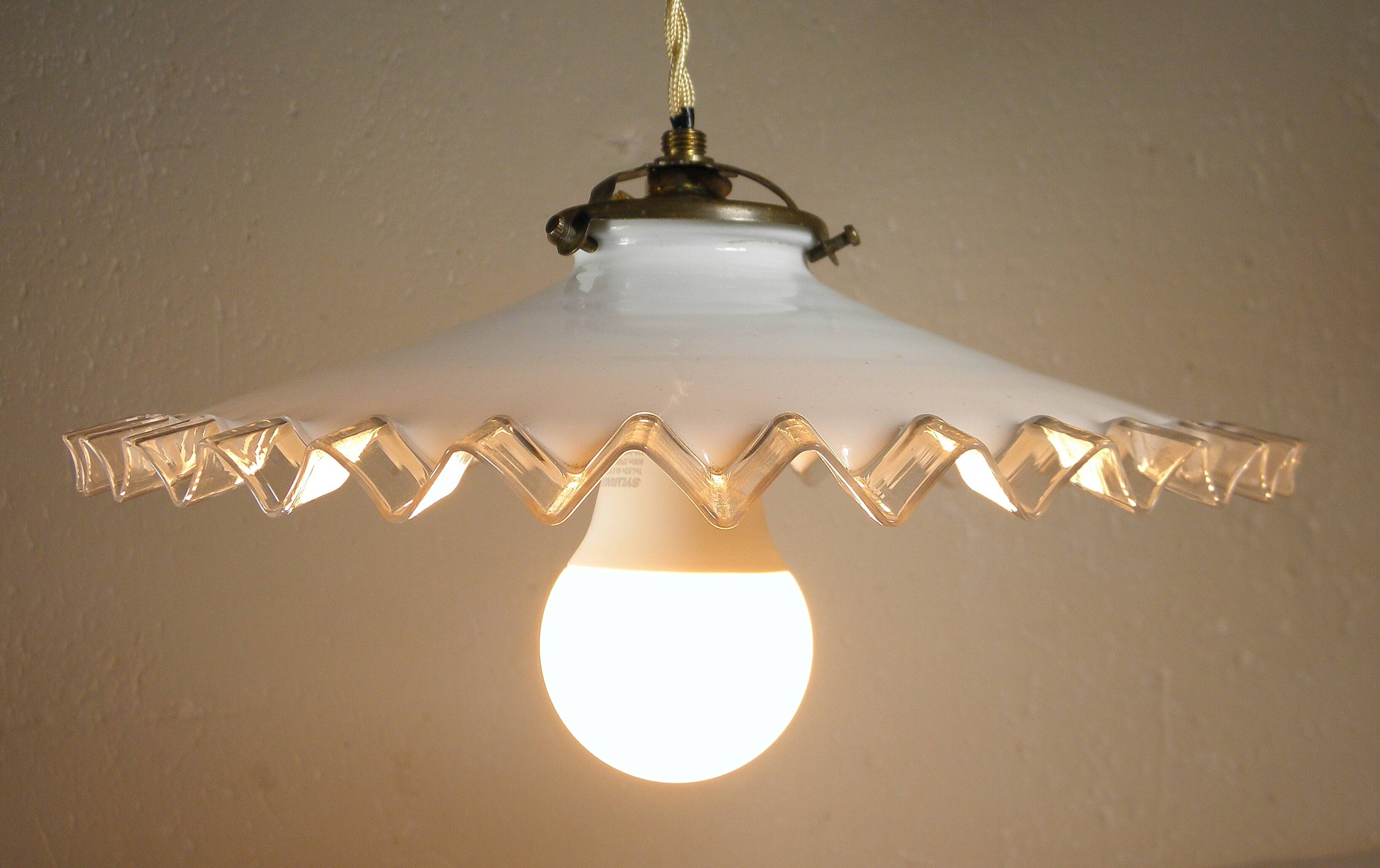 Suspension "monte et baisse" en opaline, années 40