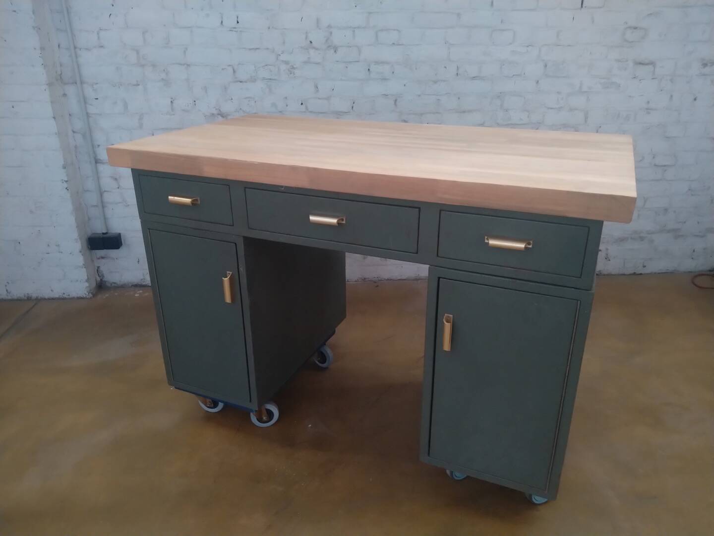 Bureau en métal avec plateau en hévéa