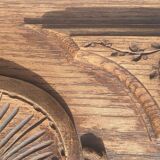 Fronton en bois de chêne finement sculpté, élément mural ancien