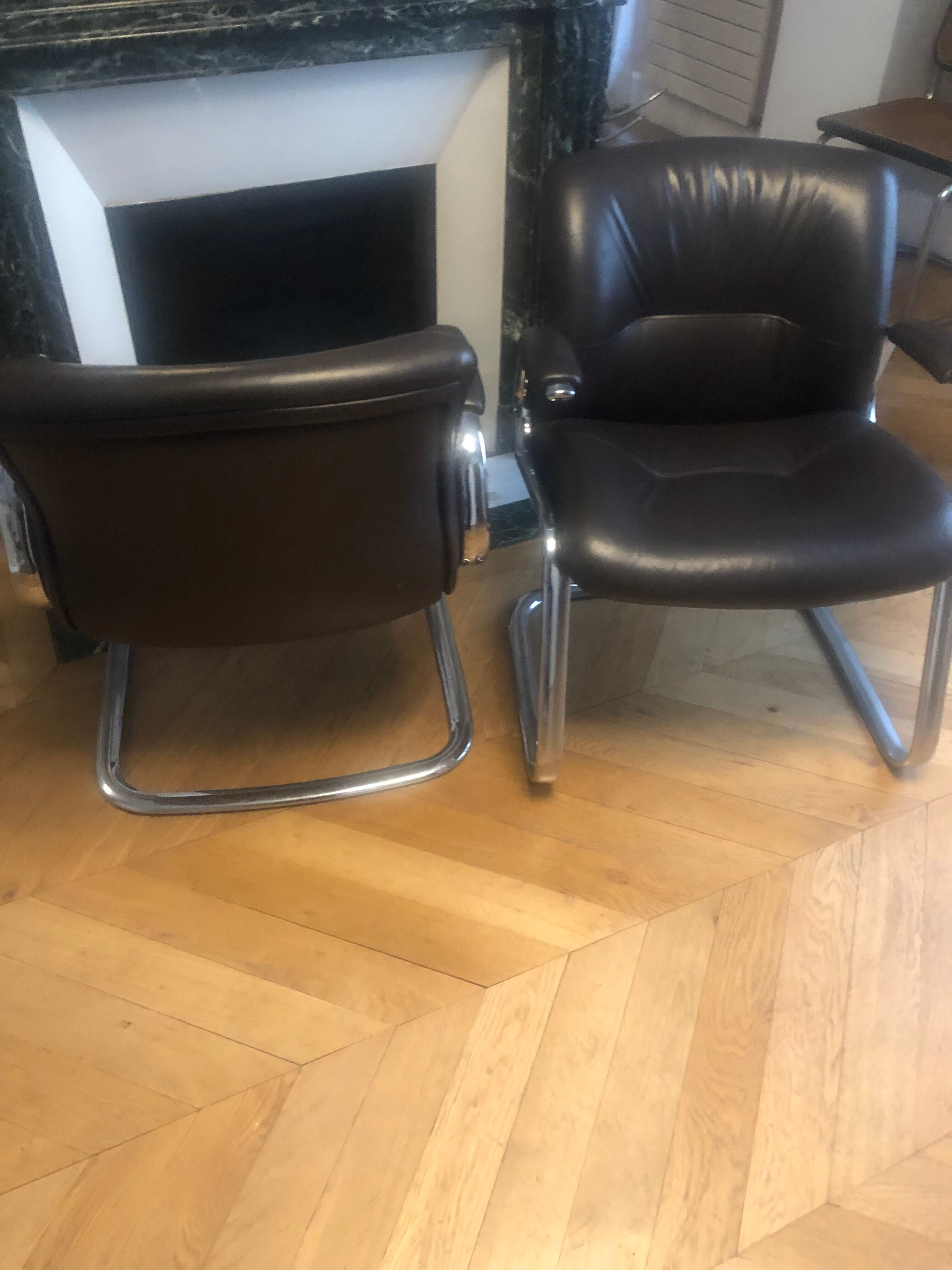Paire de fauteuils en cuir style années 70