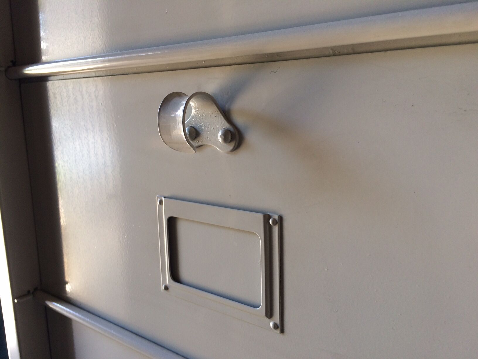 Armoire métallique blanc cassé avec 30 casiers à clapet intérieur vert forêt