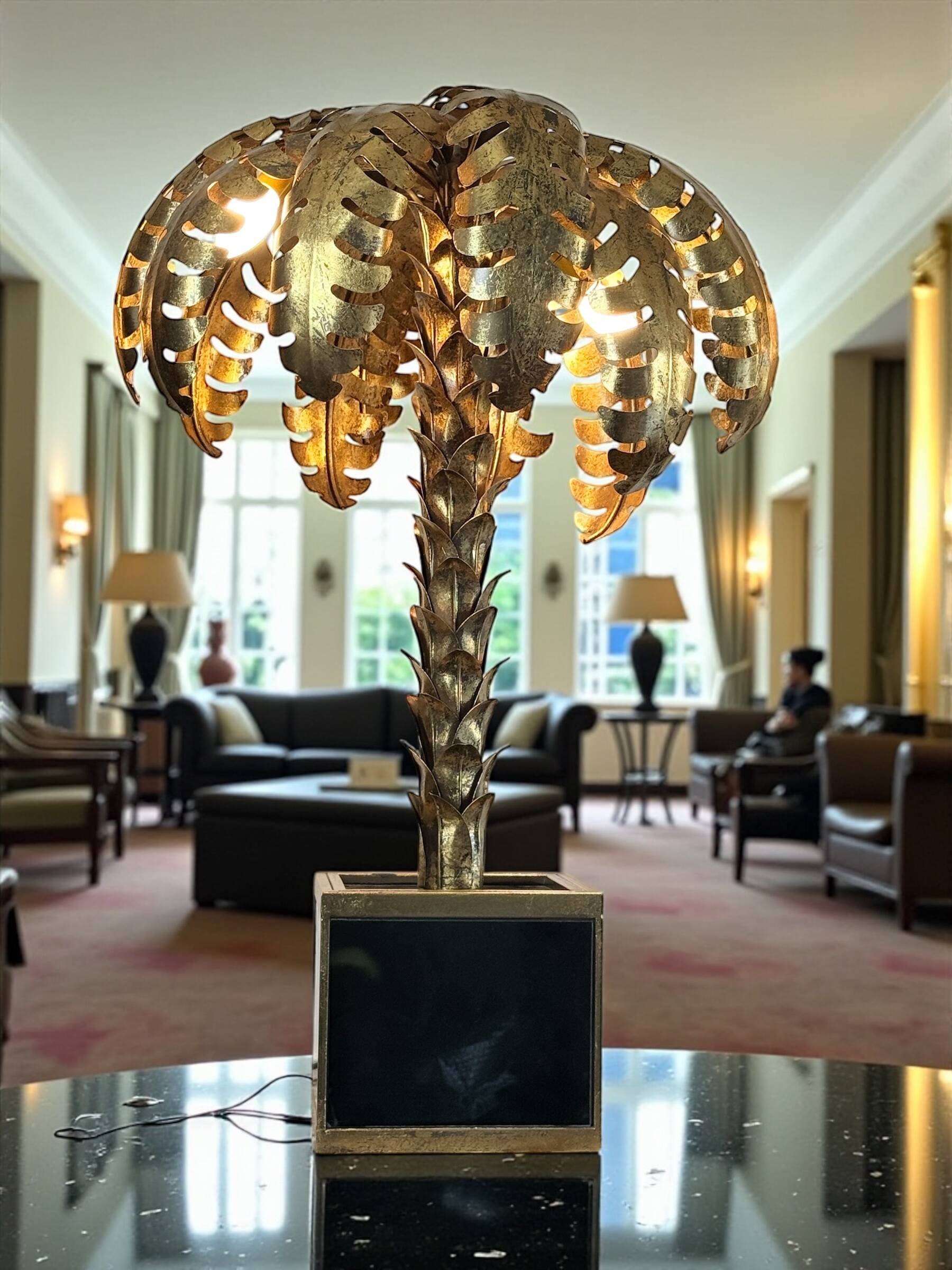 Lampe palmier en metal doré avec socle en plaque de verre style année 70