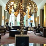 Lampe palmier en metal doré avec socle en plaque de verre style année 70