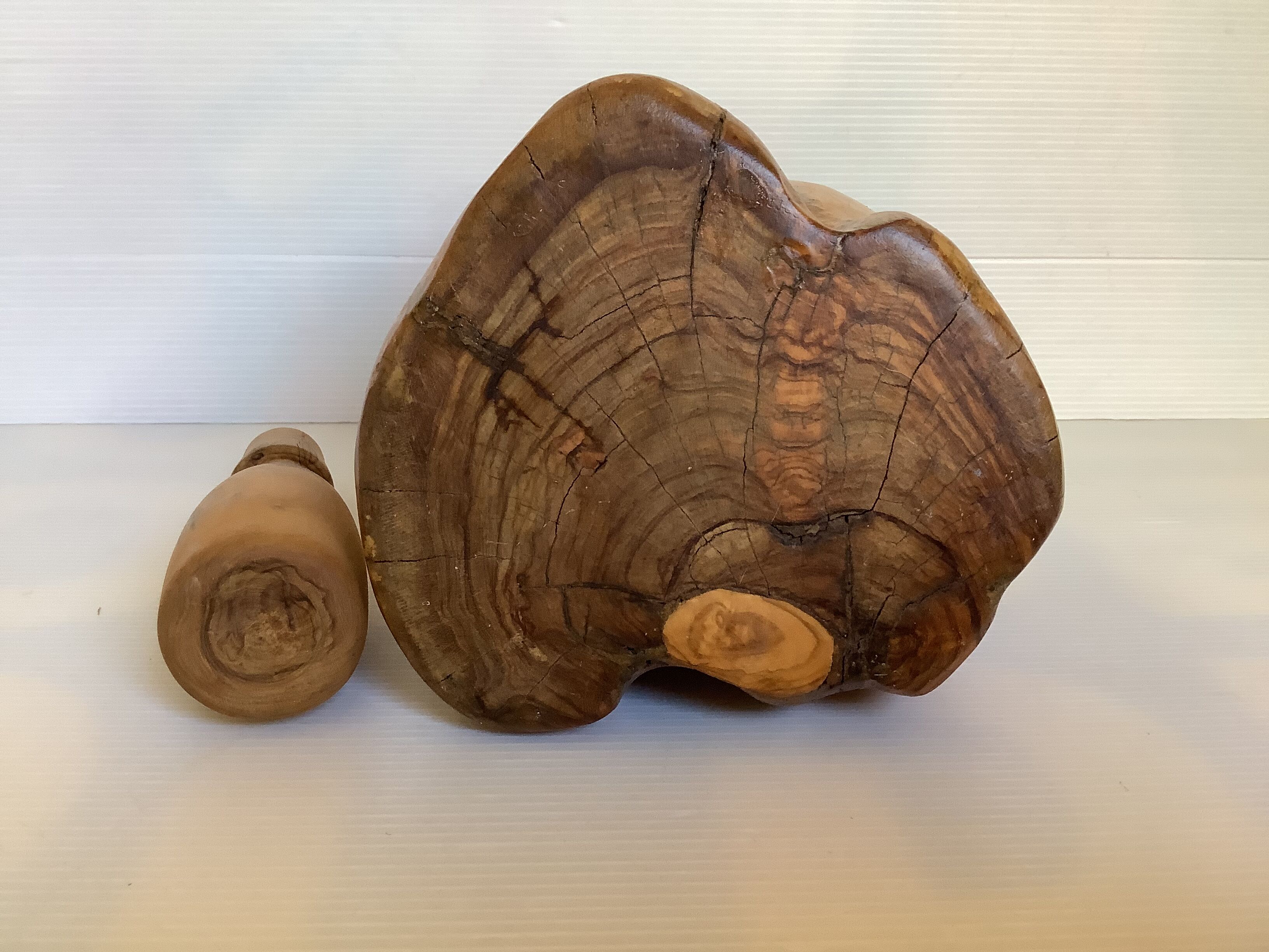 Solid wood mortar and its pestle