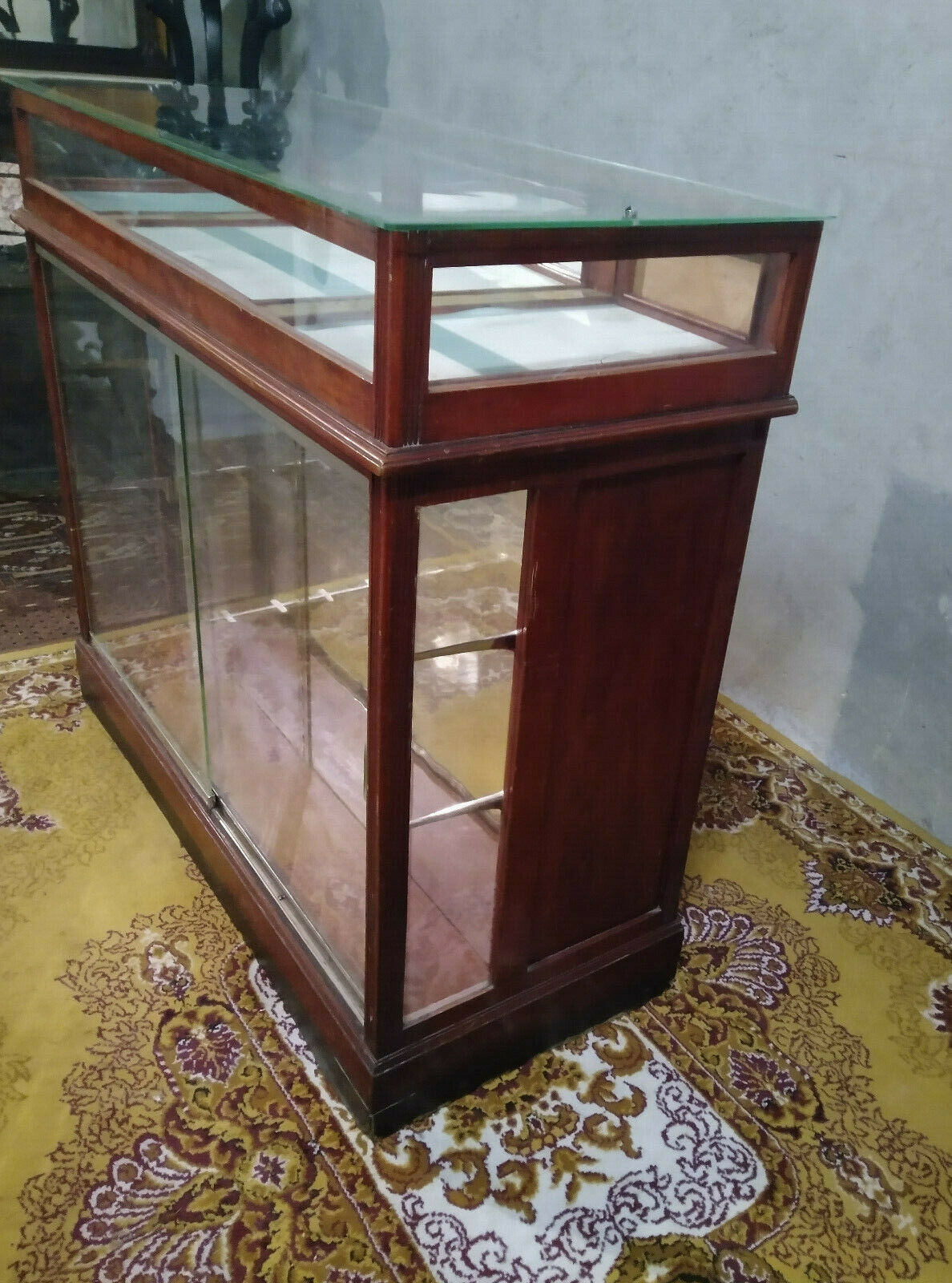 Emile Hoch window counter