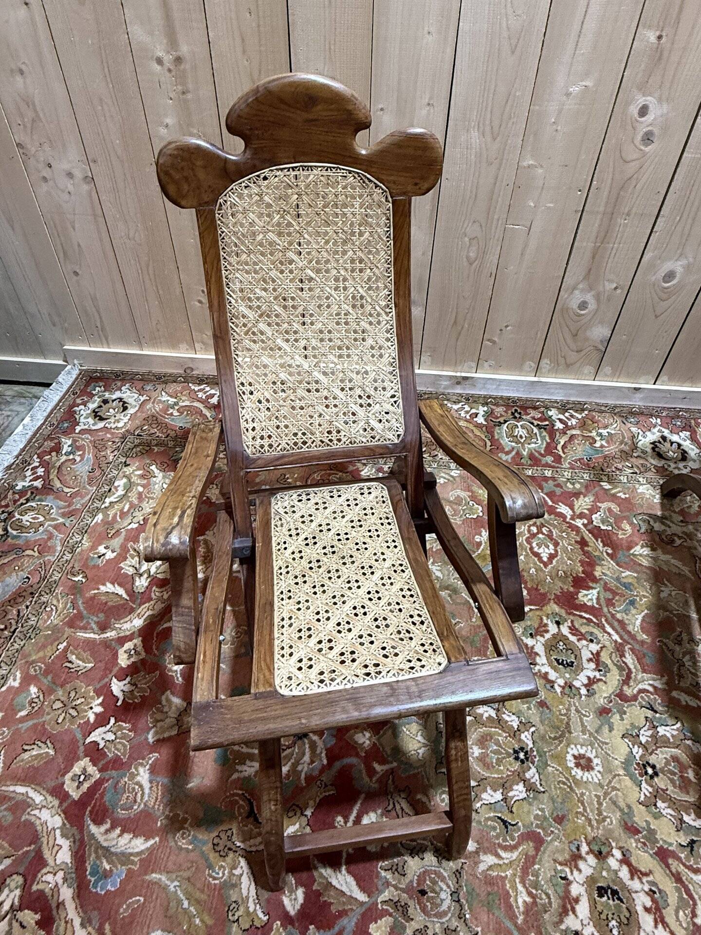 Paire de chaises longues de bateau en cannage