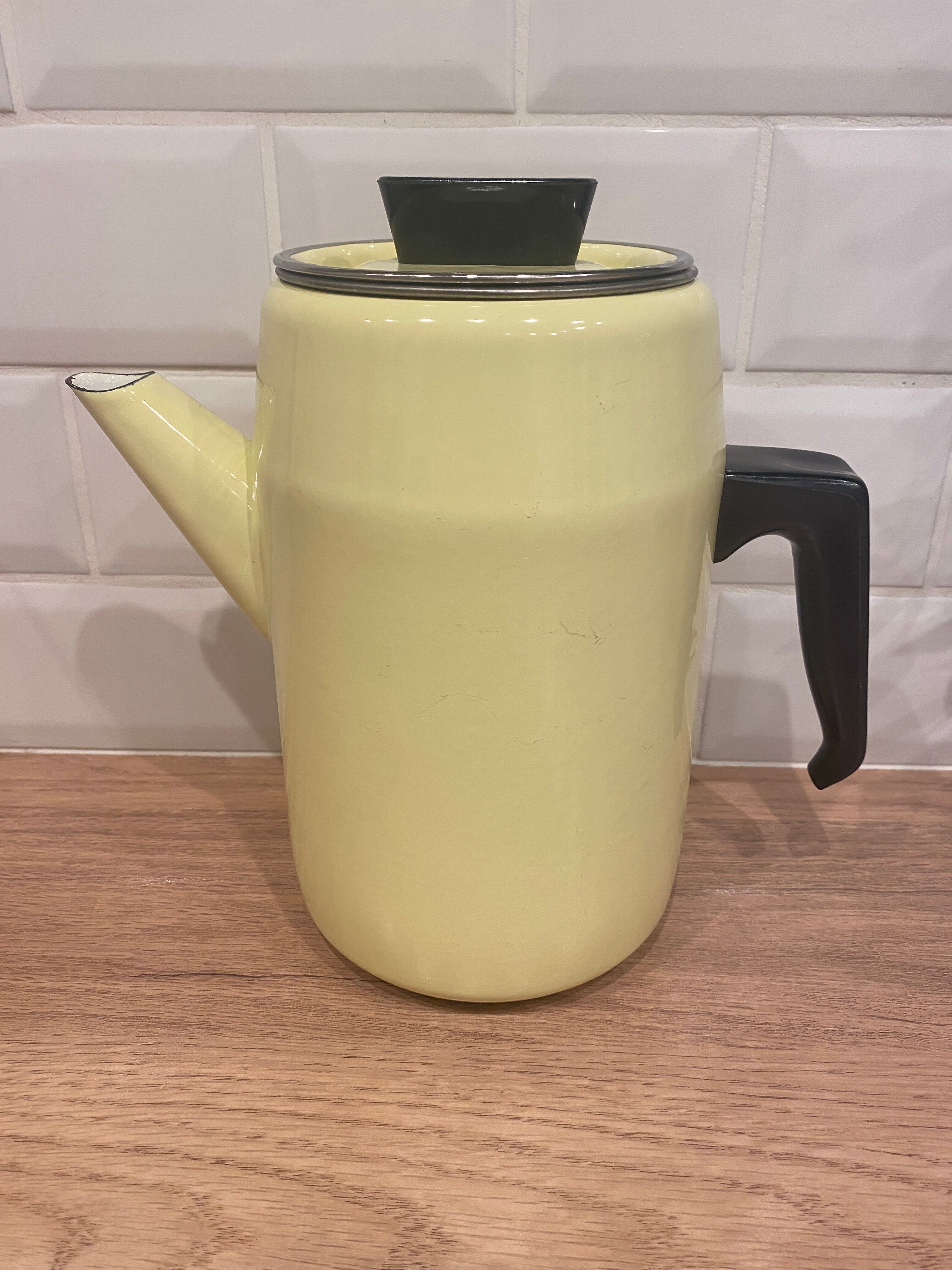 Cafetière en tôle émaillée jaune