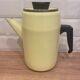 Cafetière en tôle émaillée jaune