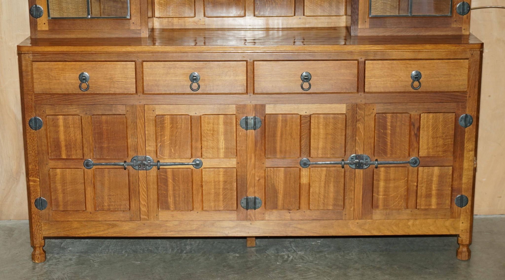Buffet vitrine vintage Robert Mouseman Thompson en chêne avec étagères et éclairage