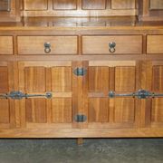 Buffet vitrine vintage Robert Mouseman Thompson en chêne avec étagères et éclairage