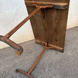 Table bistrot en bois vernis et pieds en fonte