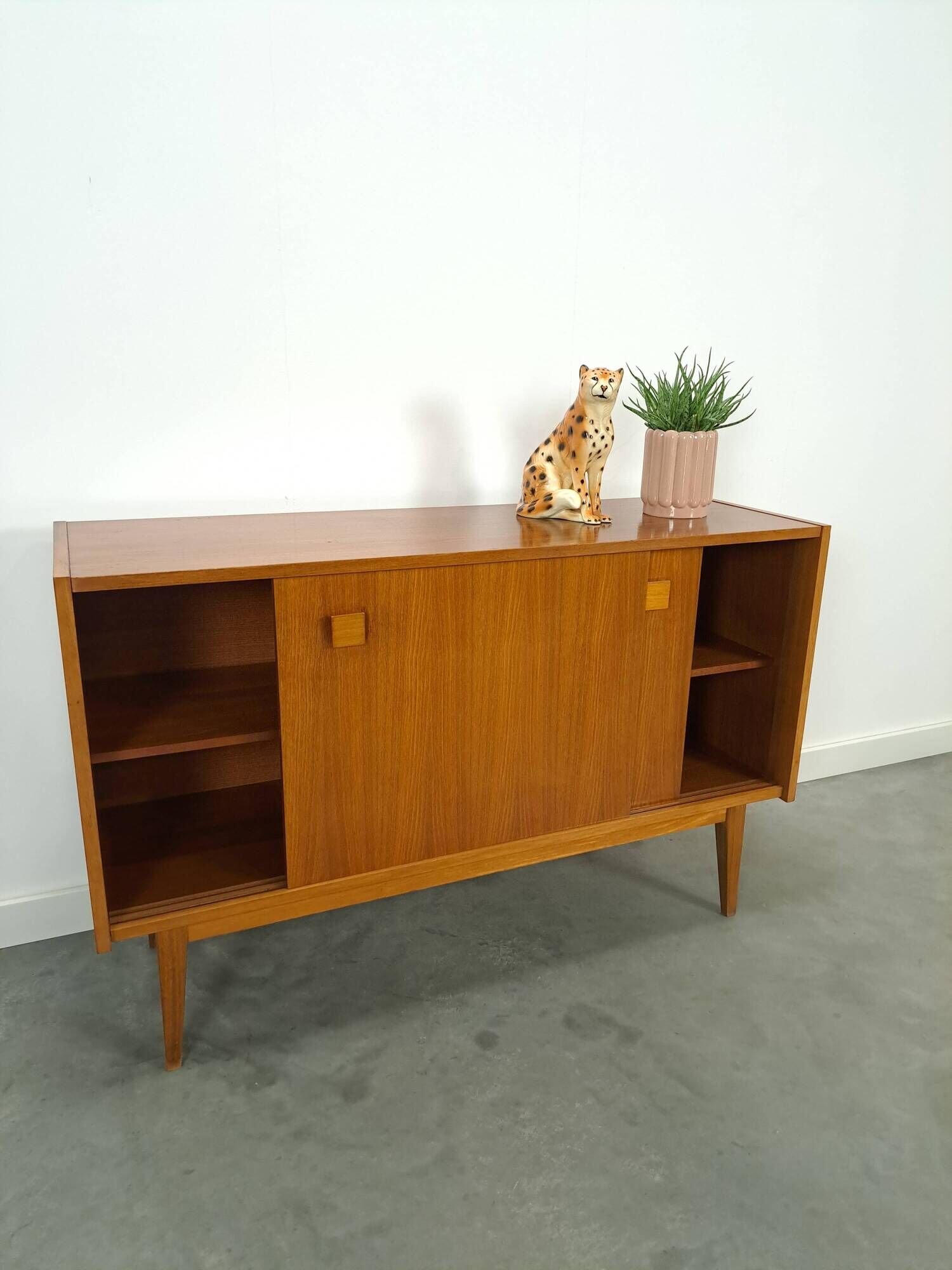 Dressoir vintage plus raffiné avec vierkante grepen et schuine poten