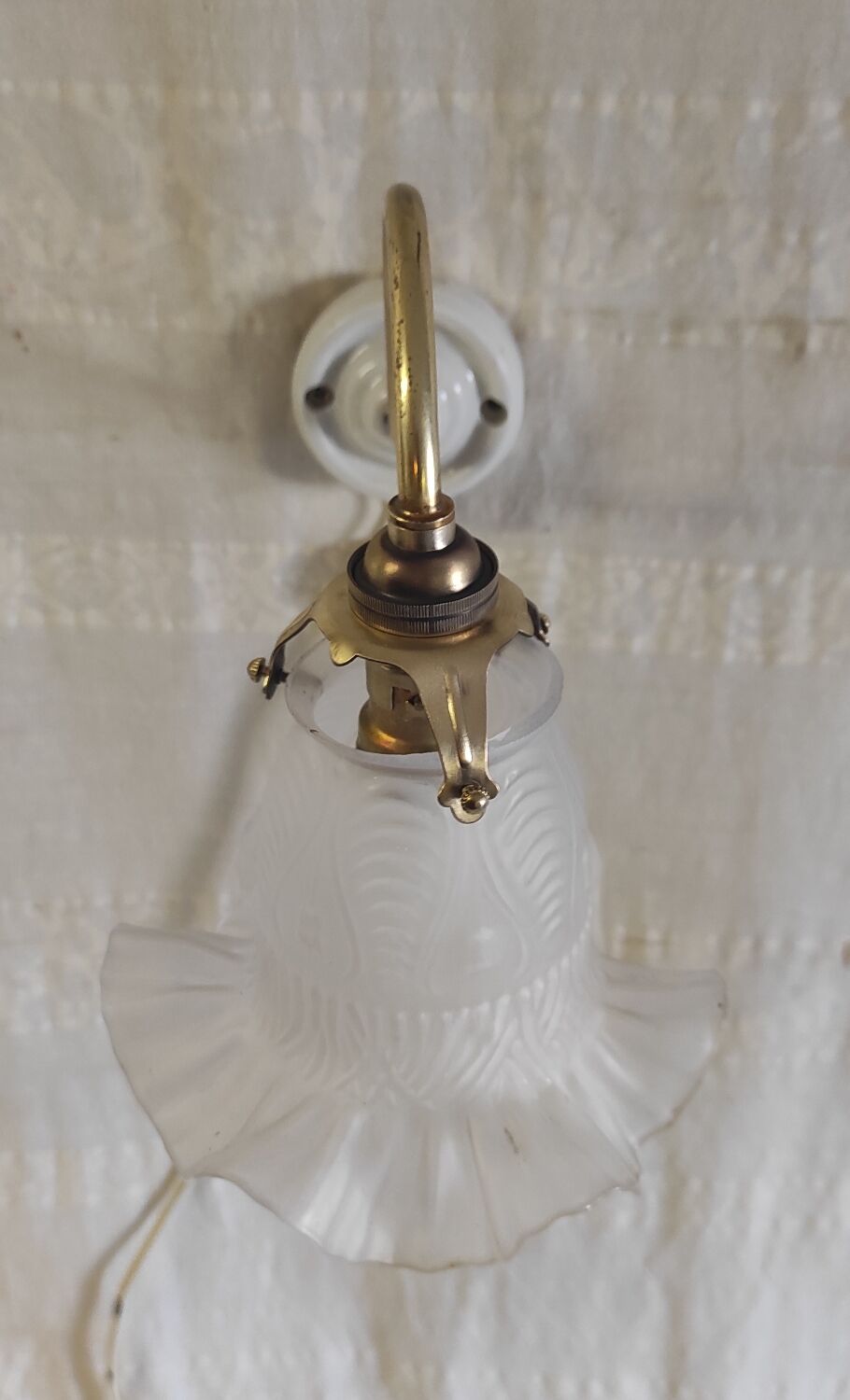Swan neck wall light in brass, porcelain and glass - mid 20th century