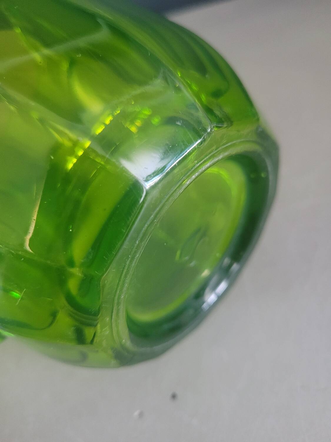 Pichet vintage en verre moulé vert