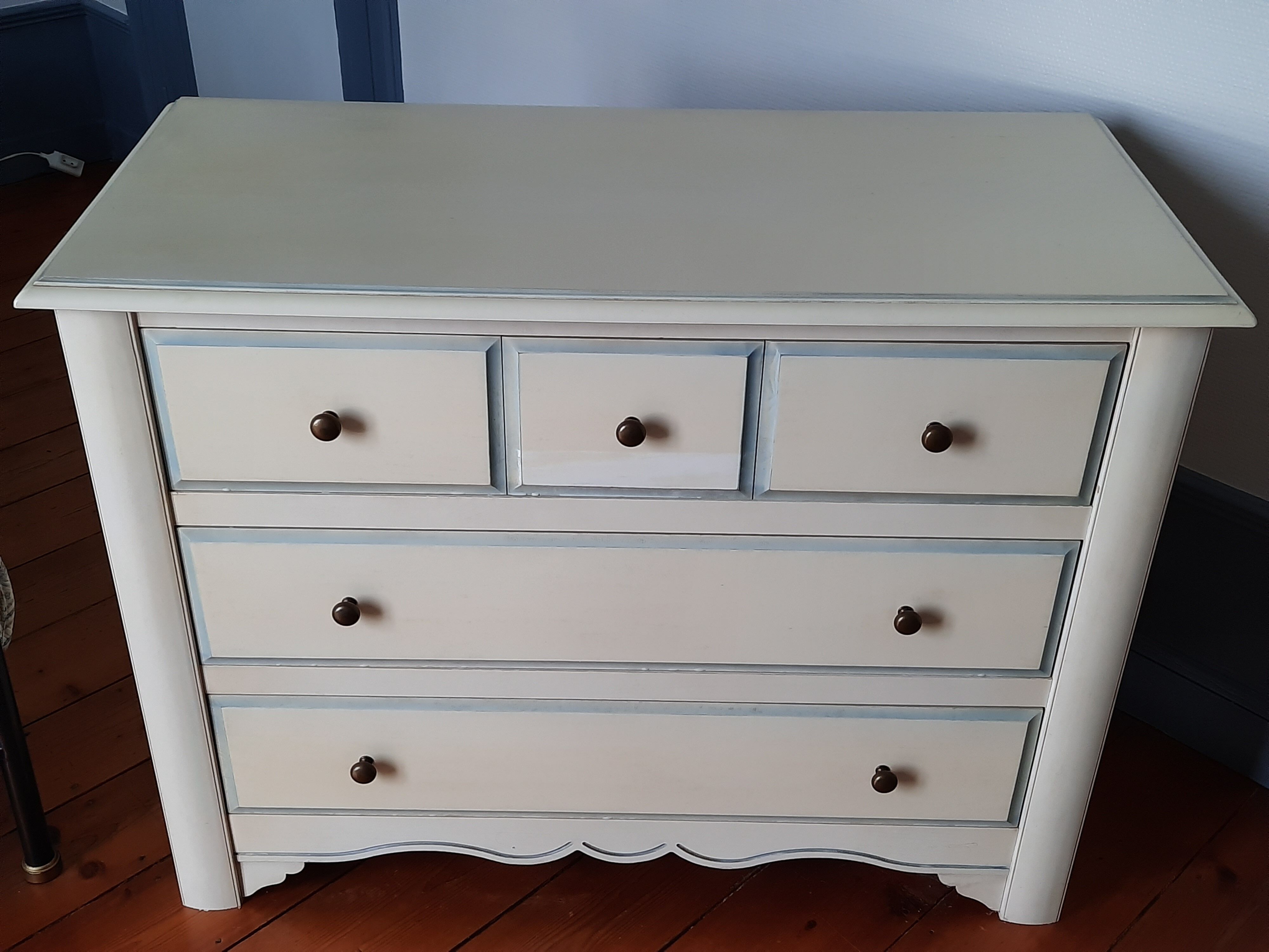 Chest of drawers