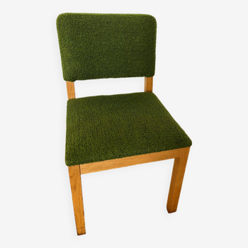 chaise en bois vintage et laine bouclette verte