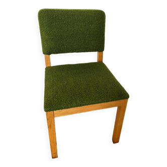 chaise en bois vintage et laine bouclette verte