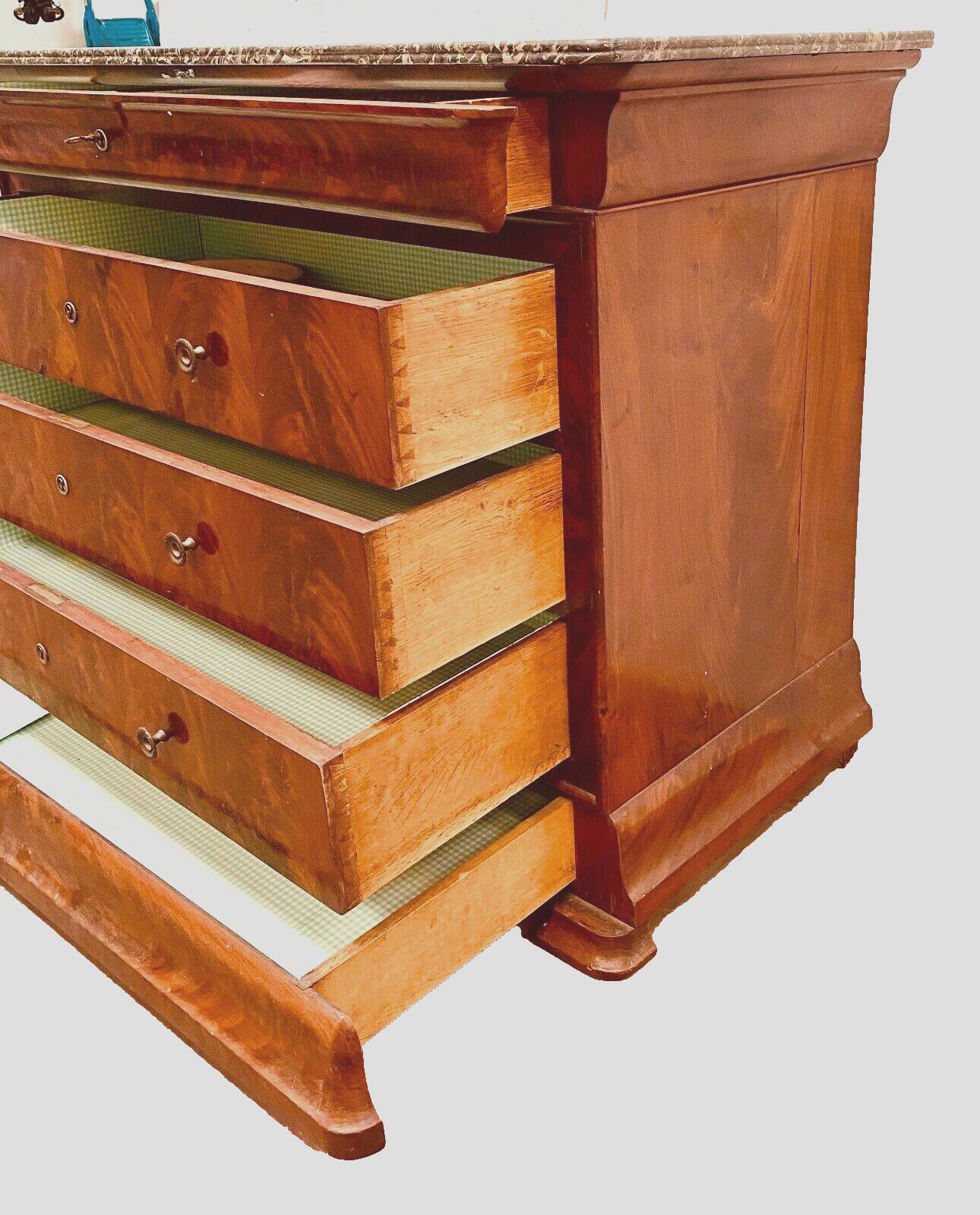 Louois Philippe chest of drawers with double ogees in mahogany and 19th century veneer