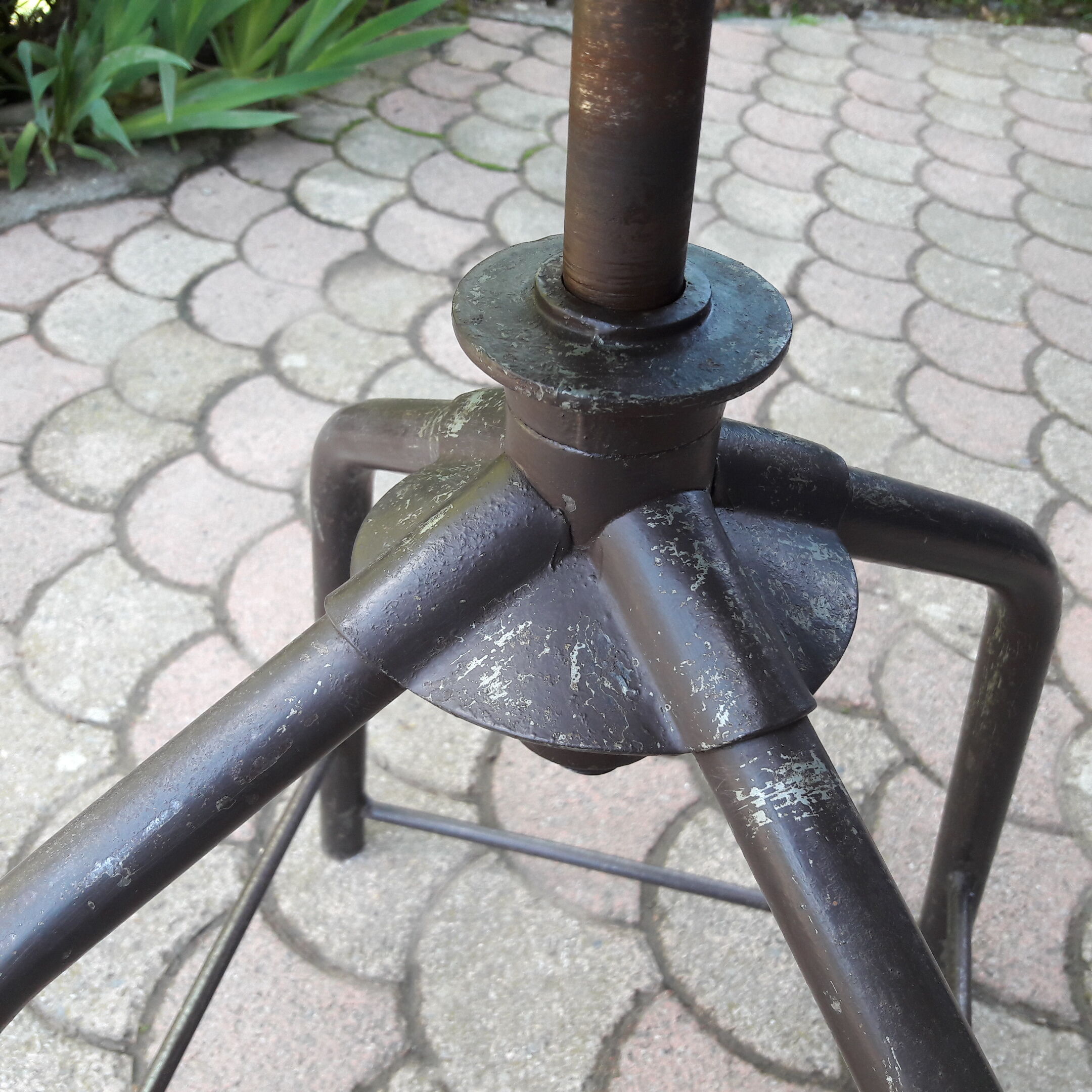 Industrial stool with screw