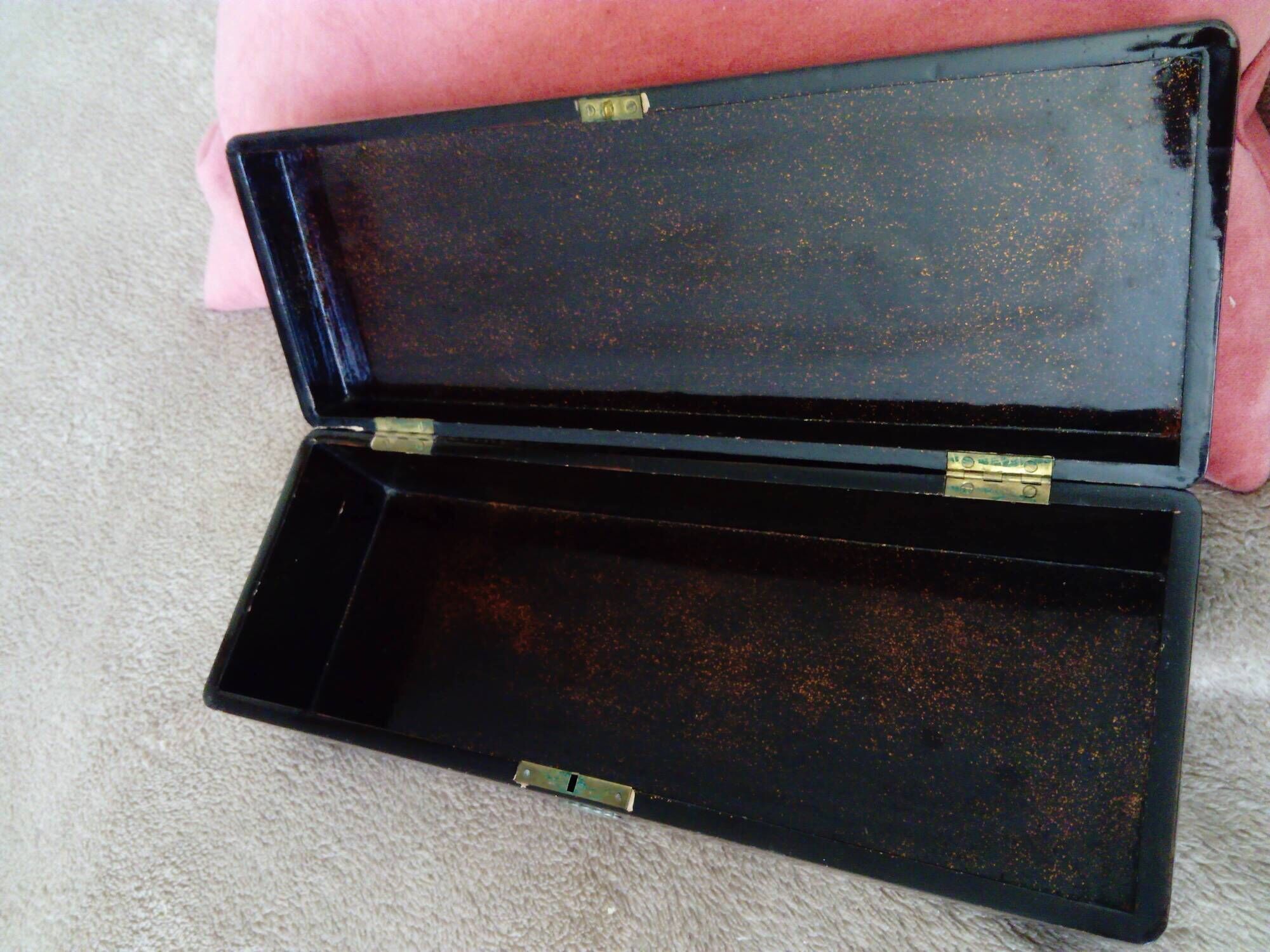 Glove box in lacquered wood decorated with a crane among bamboos. China, Japan?