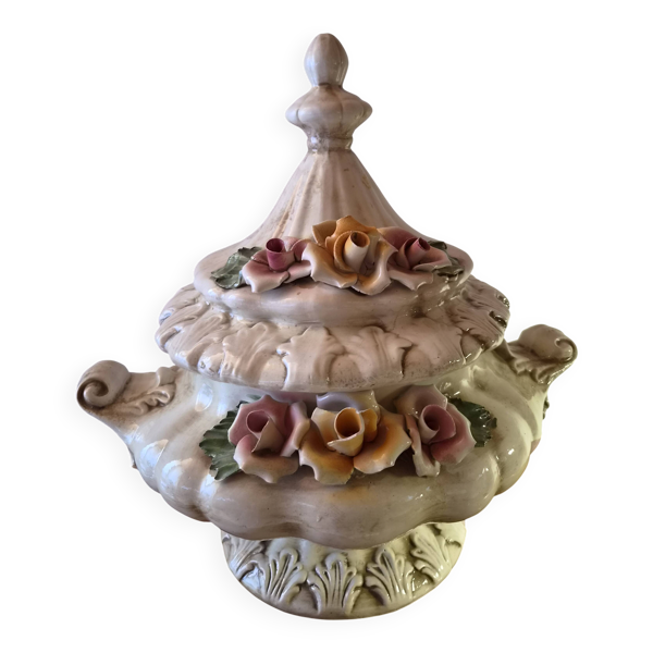 Soupière couverte en céramique italienne — style Capodimonte, roses appliqu