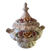 Soupière couverte en céramique italienne — style Capodimonte, roses appliqu