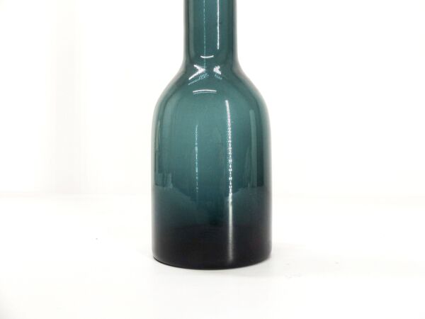 Vase bouteille en verre soufflé bleu 1960