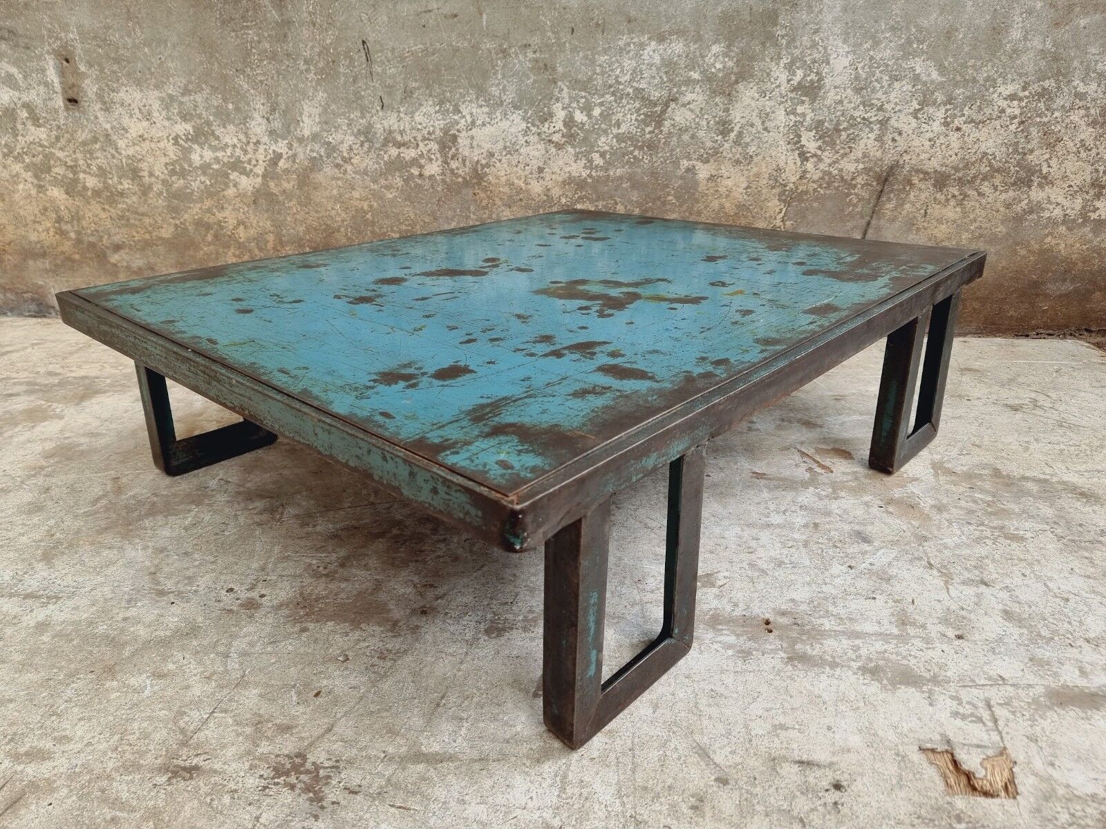 Table basse industrielle acier azur 90 x 110 cm
