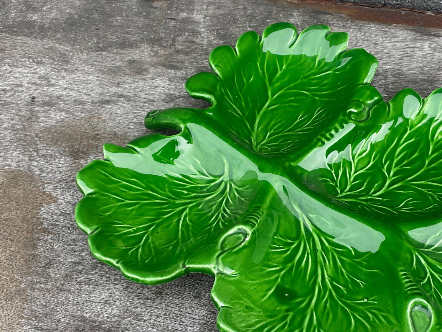 Green Ceramic Hors d'Oeuvres Dish in Leaf Shape, Art Deco Period