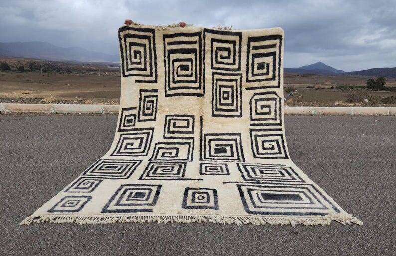Moroccan Berber rug in cream and black 300x200 cm – spiral geometric pattern