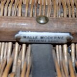 Malle de voyage ancienne en osier, acier et bois