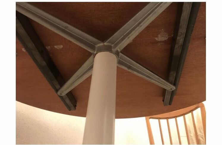 Cast-iron tulip-footed table