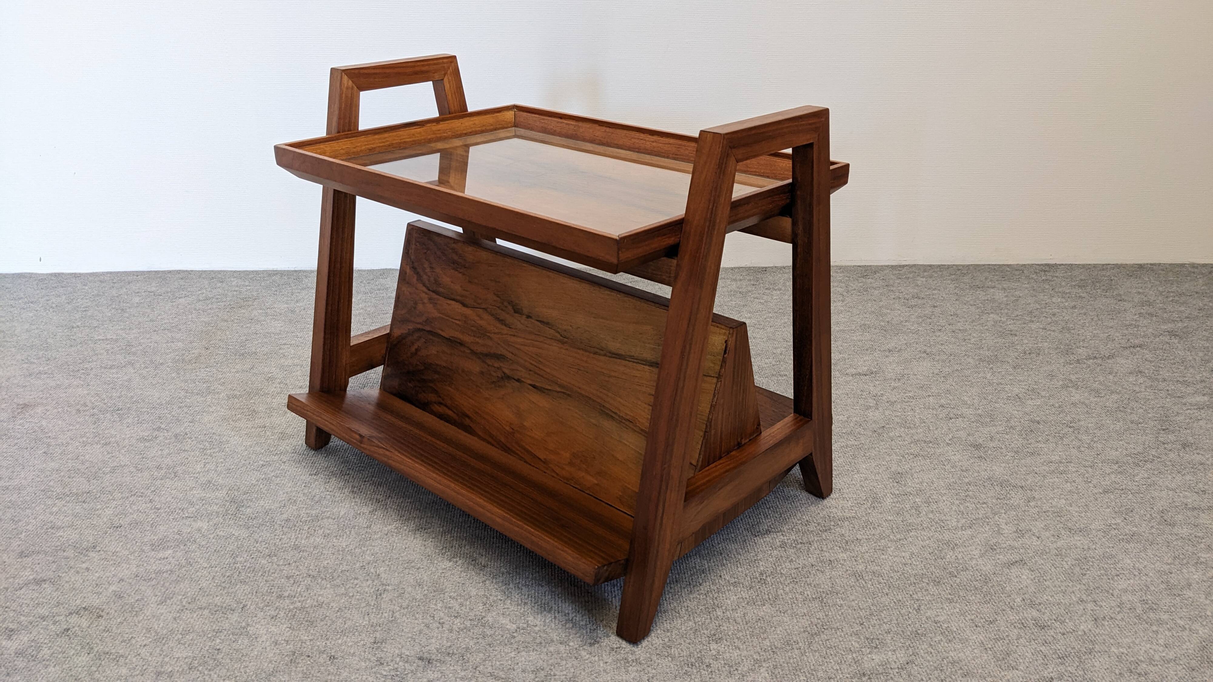 Table d'appoint porte-revues Art déco en noyer, France vers 1930