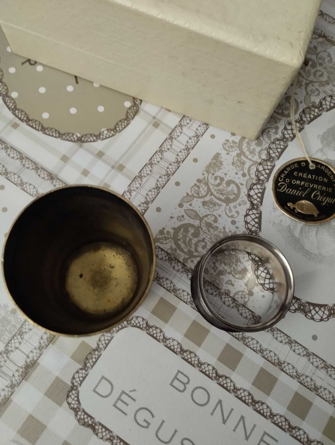 Timpani and old napkin ring in original ca boit - Daniel Cregut