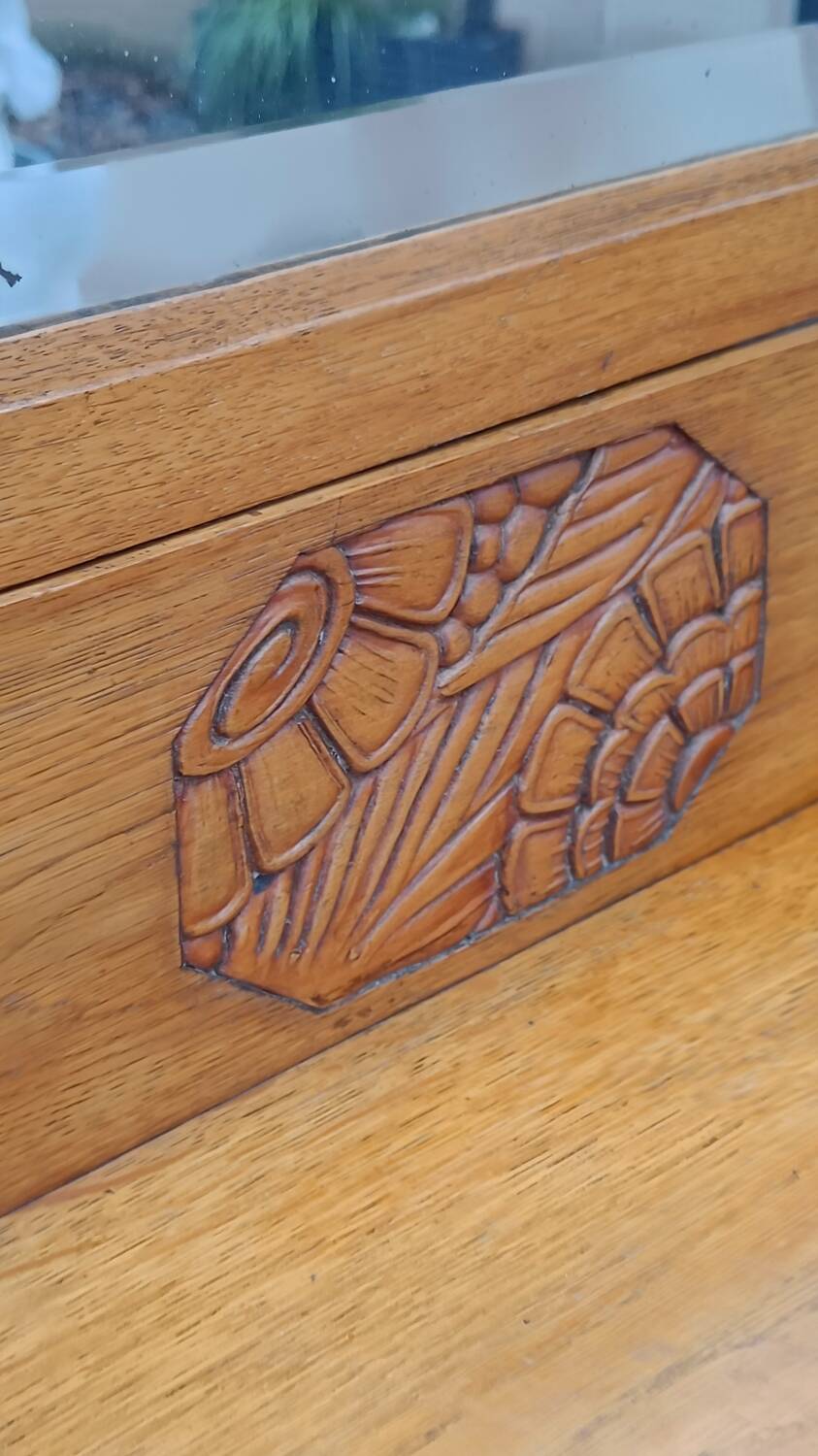 Art Deco hairdresser with bevelled mirror