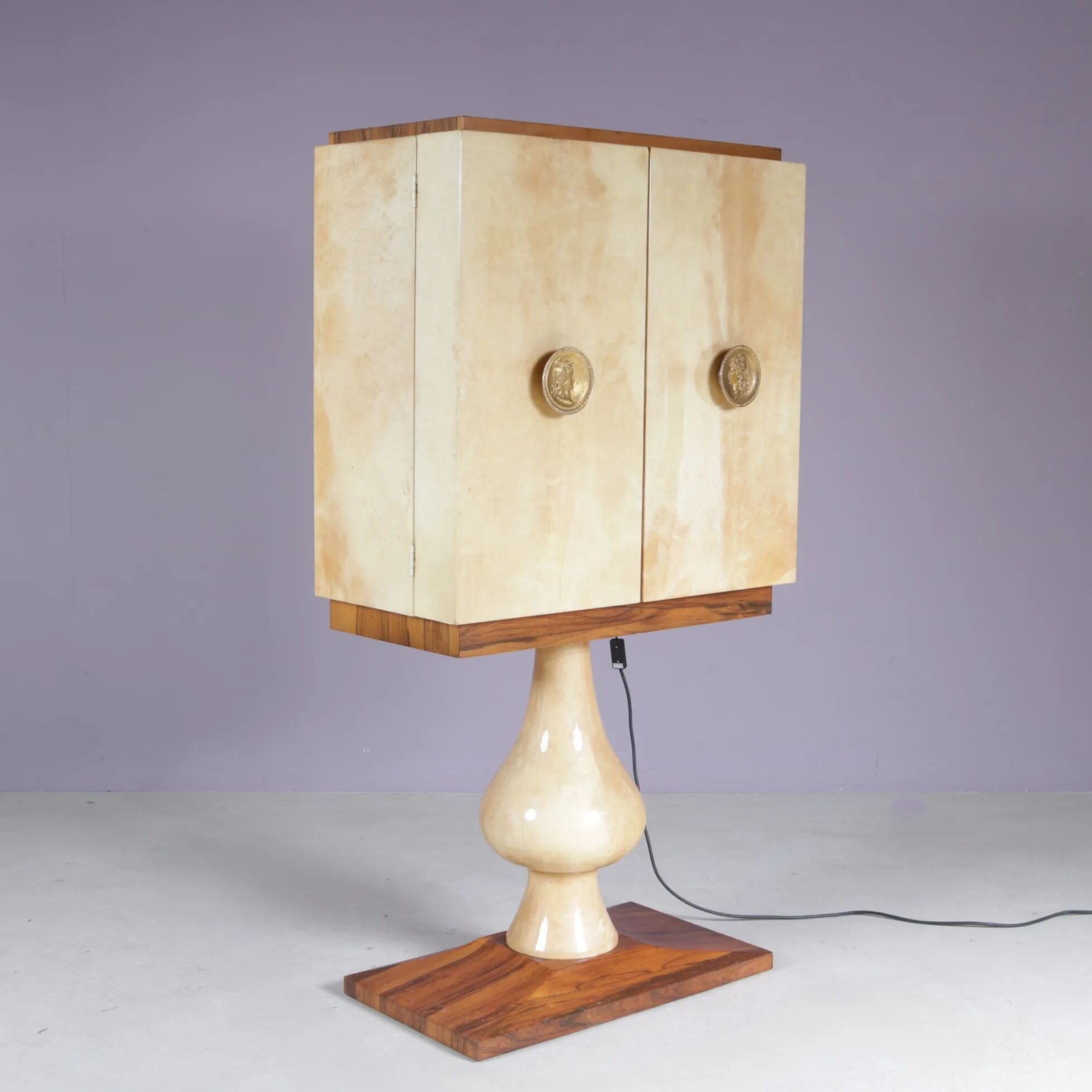 Cabinet de bar Aldo Tura en peau de chèvre sur piédestal, années 1960