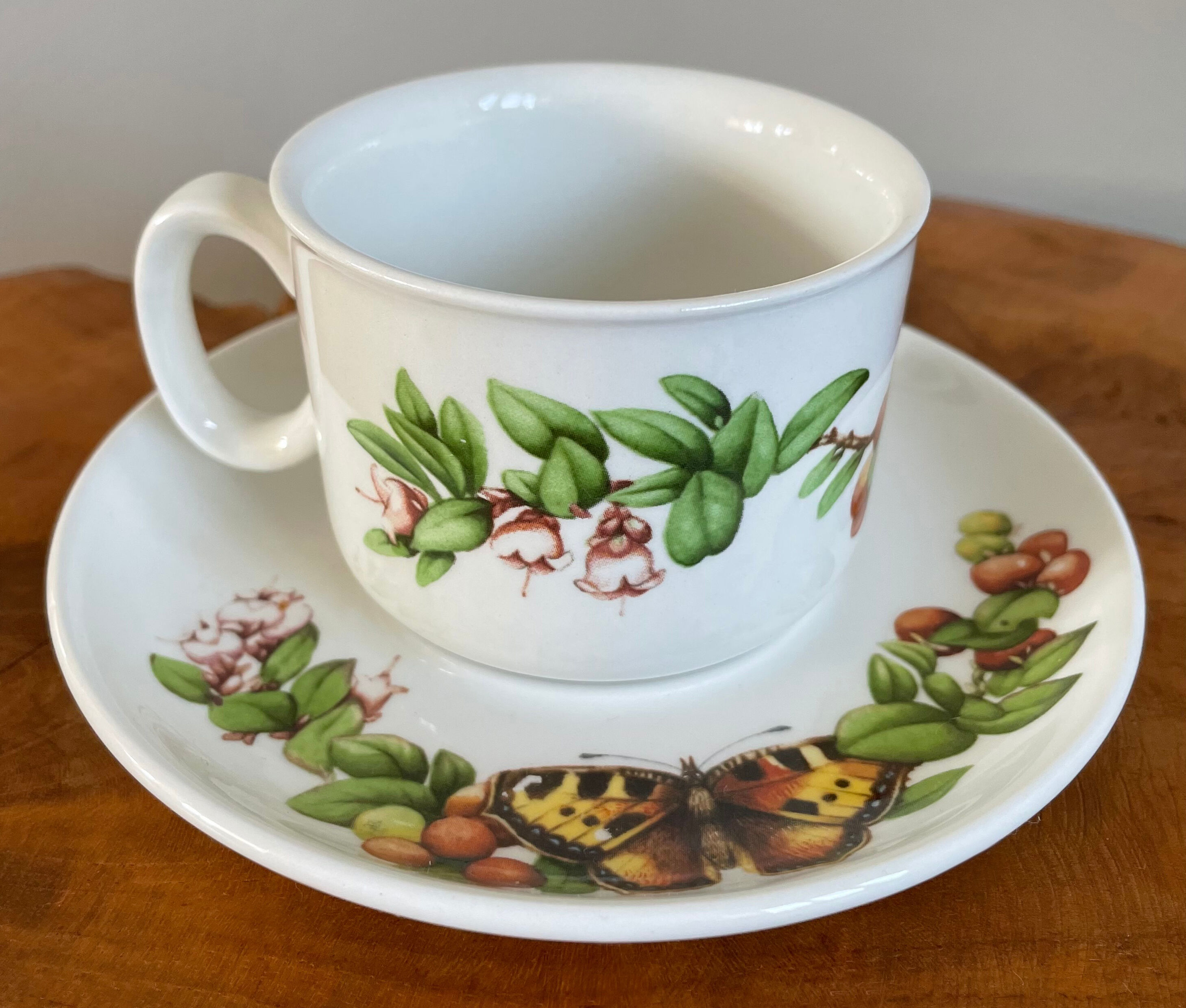 Set of 4 Marjolein Bastin Teacups with Saucers from the "Libelle" Series, J&G Meakin, Wedgwood Group