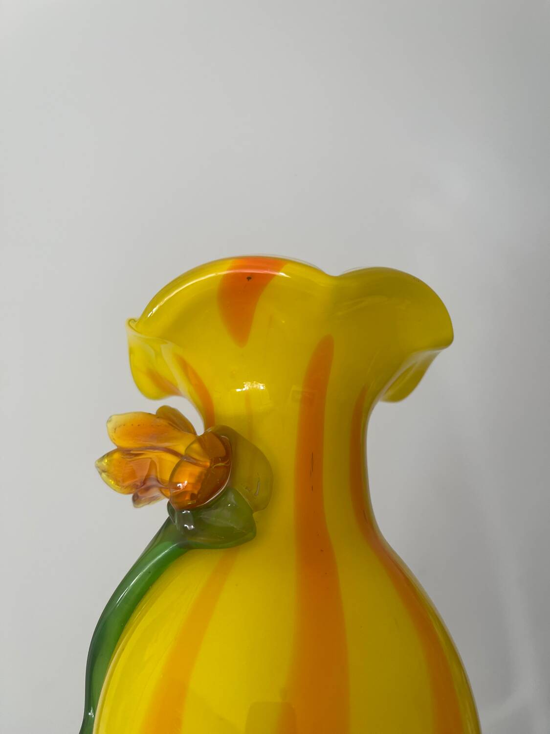 Vase en verre soufflé style Murano à décor de fleur