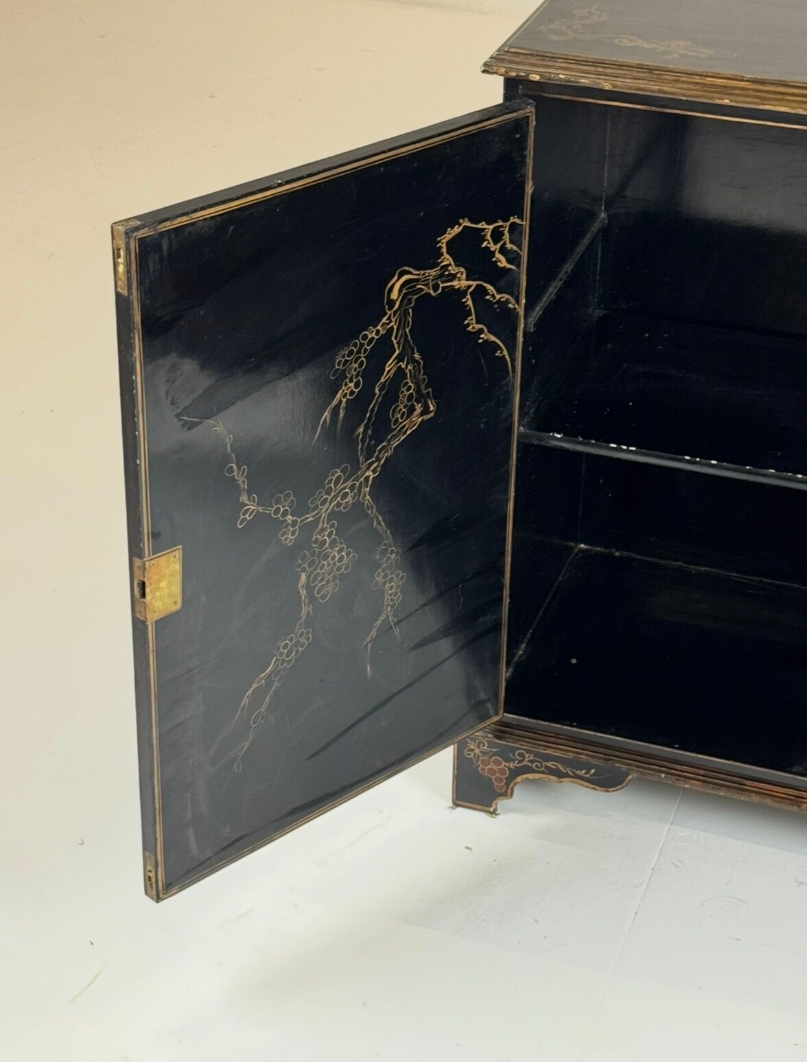 Cabinet laqué chinoiserie du 20e siècle anglais