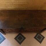 Coffre ancien en bois sulpte