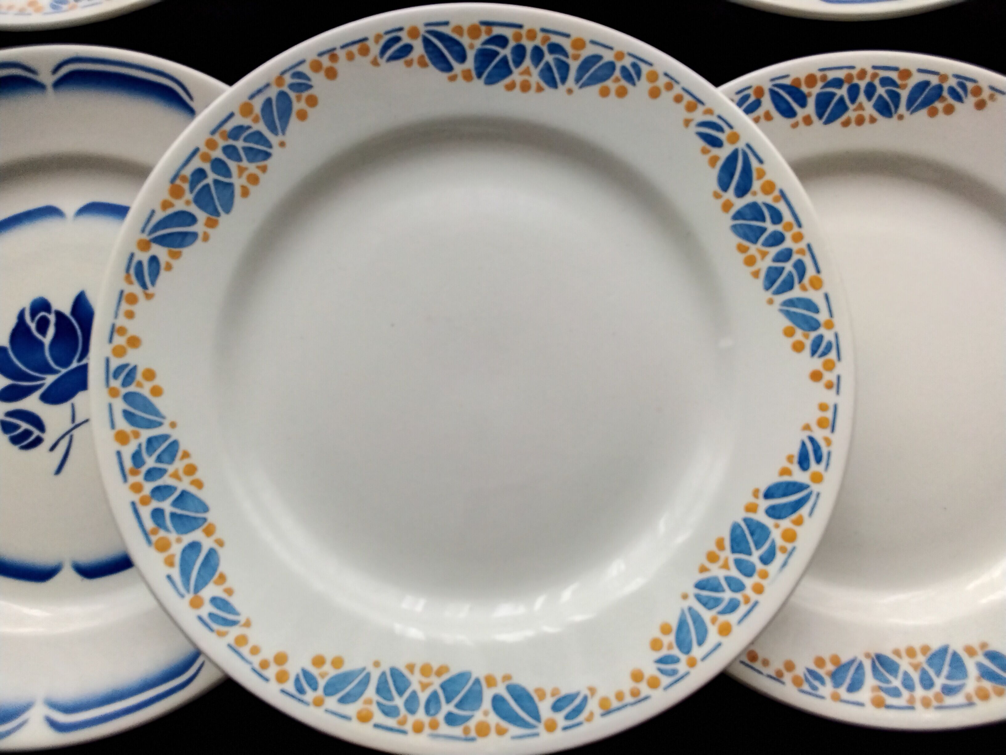 Set of 6 mismatched flat plates HBCM and Badonviller
