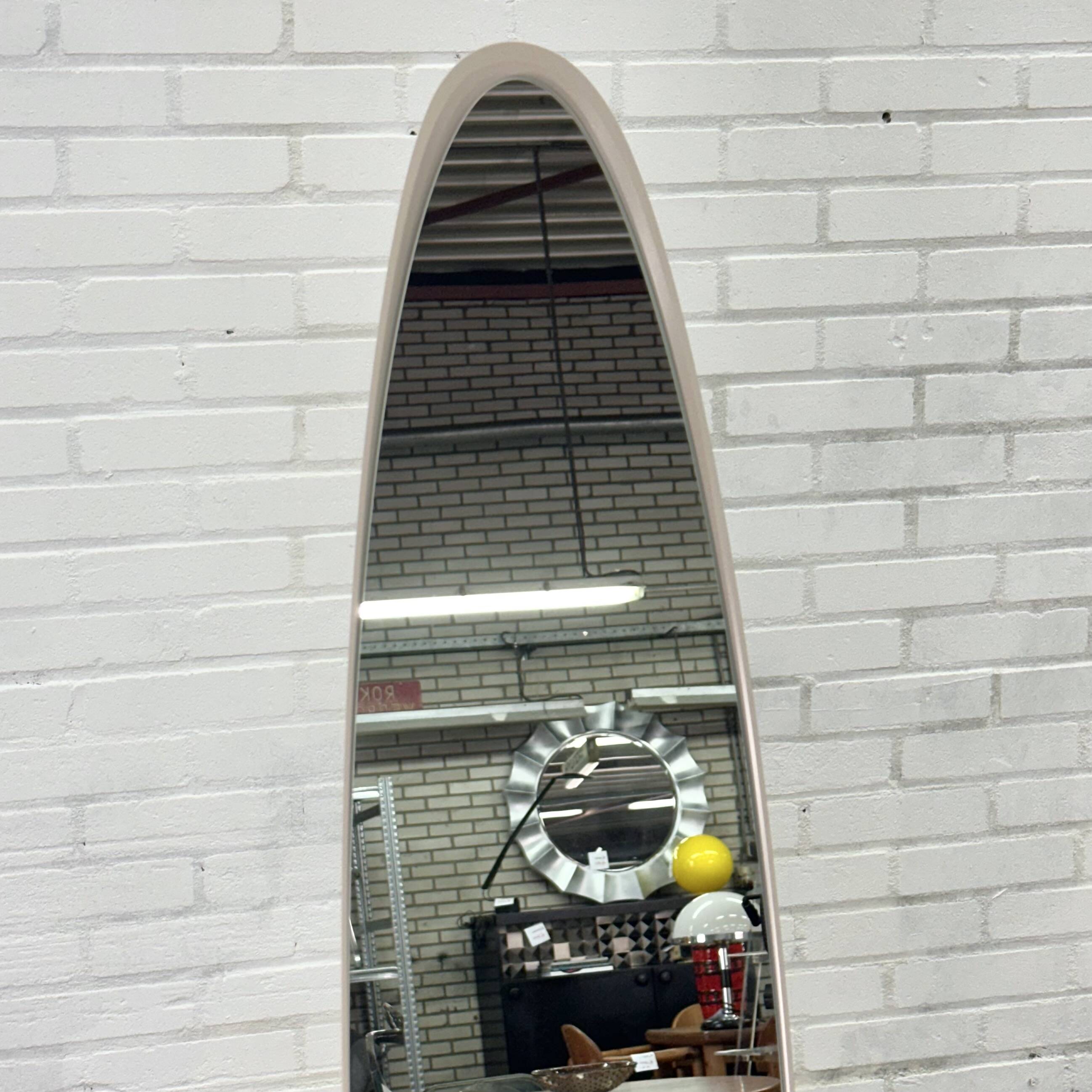 Lipstick mirror in the color beige by Rodolfo Bonetto | specchio unghia