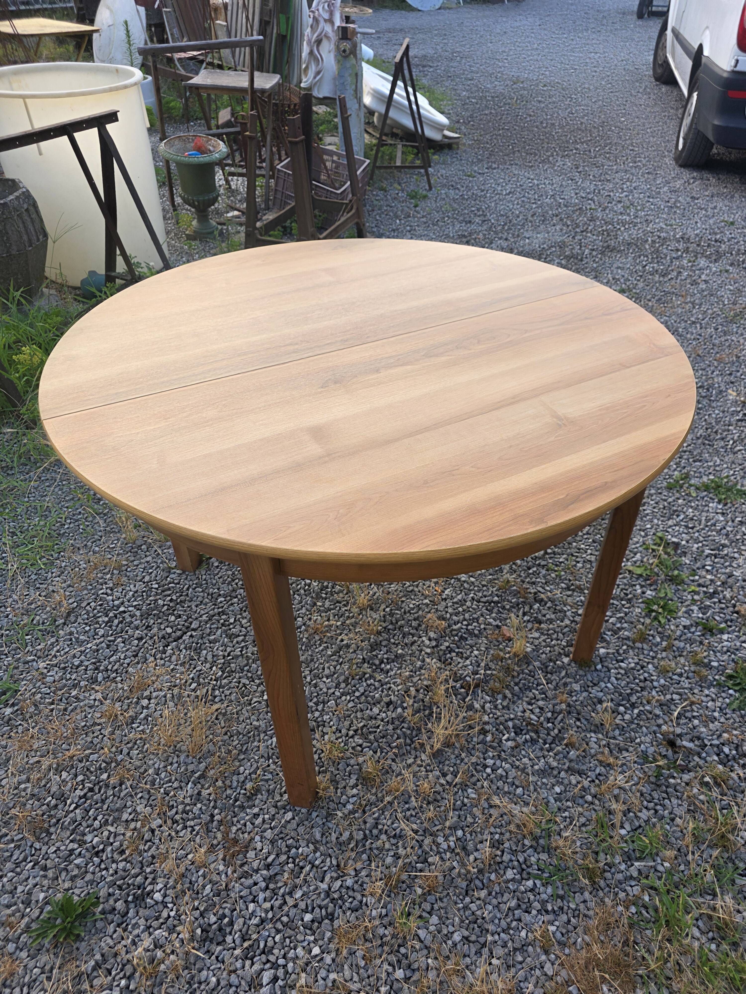 Scandinavian extendable oak table from the 1960s (butterfly extension)
