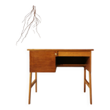 Spindle leg desk