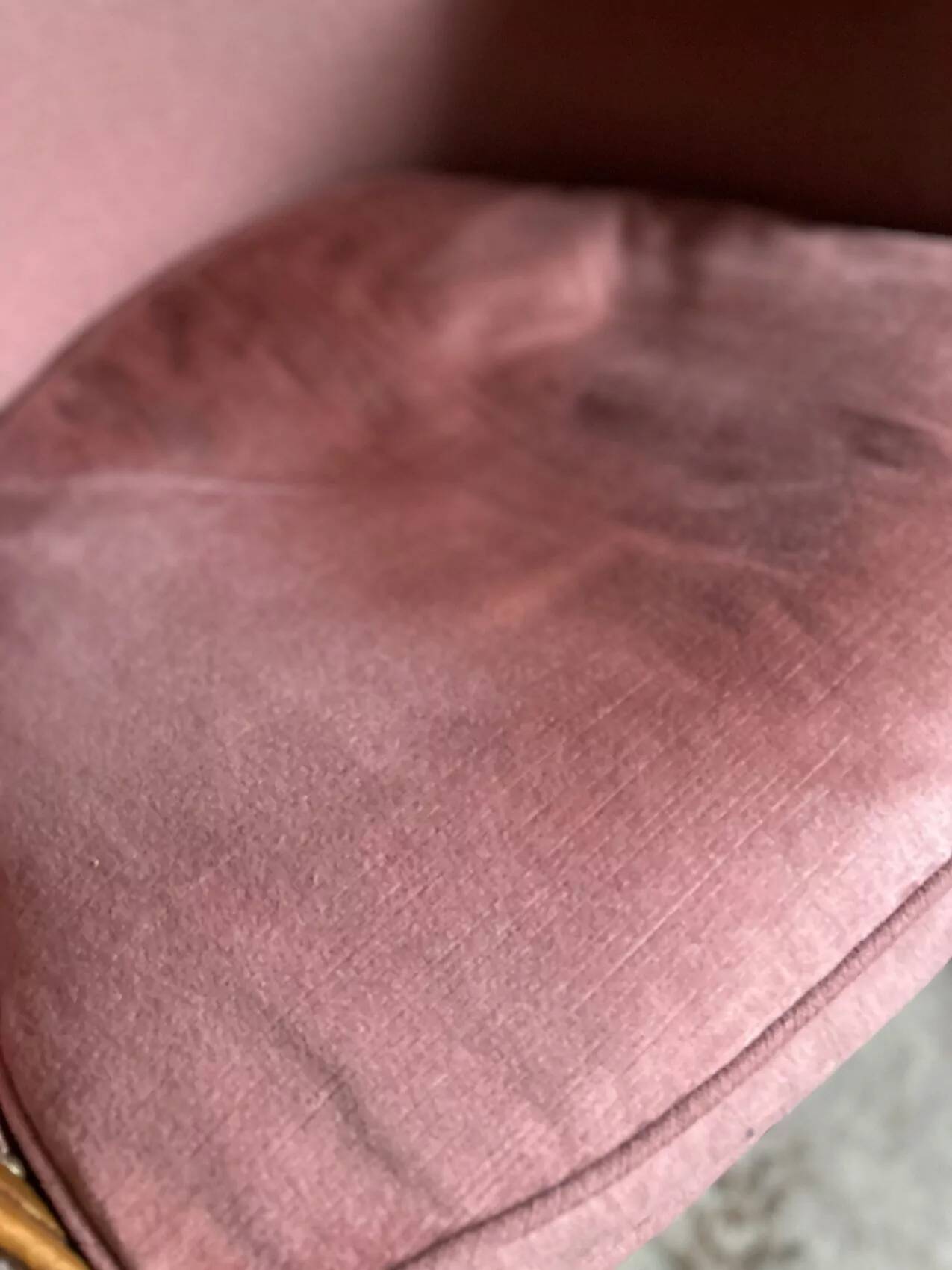 Petit fauteuil Louis XVI en velours vieux rose, assise déhoussable – Chic et confortable