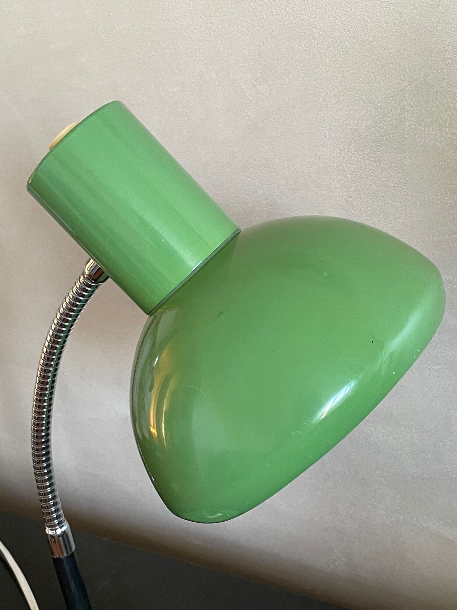 Large vintage desk lamp in articulated pistachio aluminum
